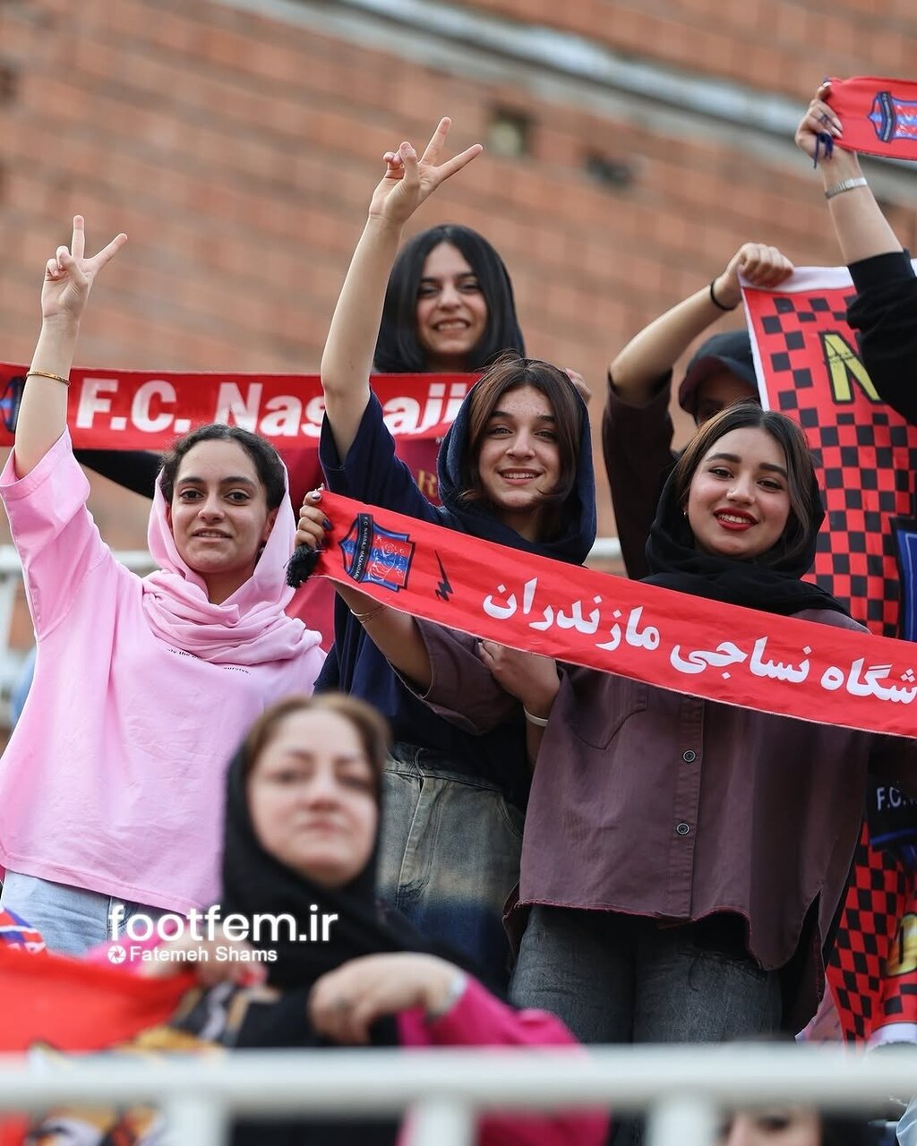 تصاویری از شادی بانوان هوادار نساجی قائمشهر در شب قهرمانی این تیم