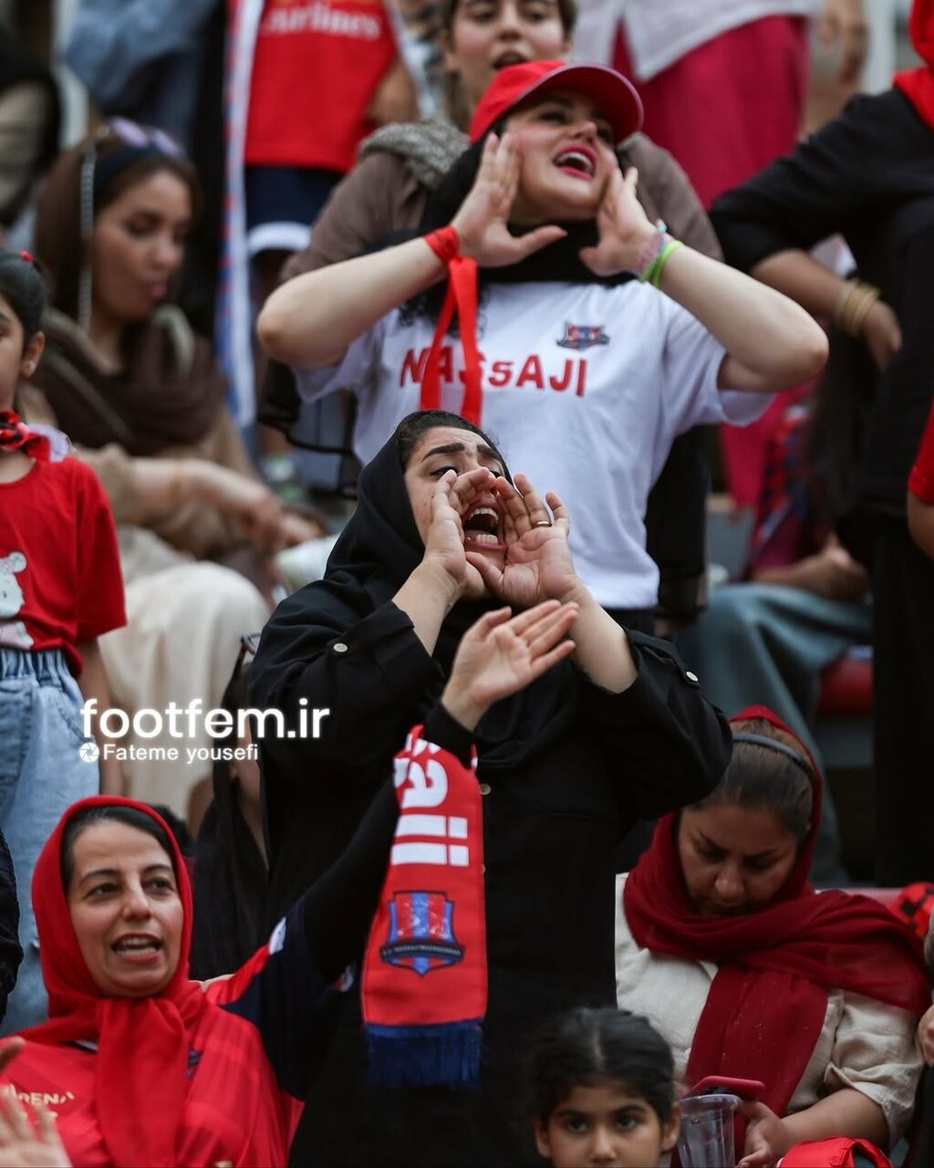 تصاویری از شادی بانوان هوادار نساجی قائمشهر در شب قهرمانی این تیم