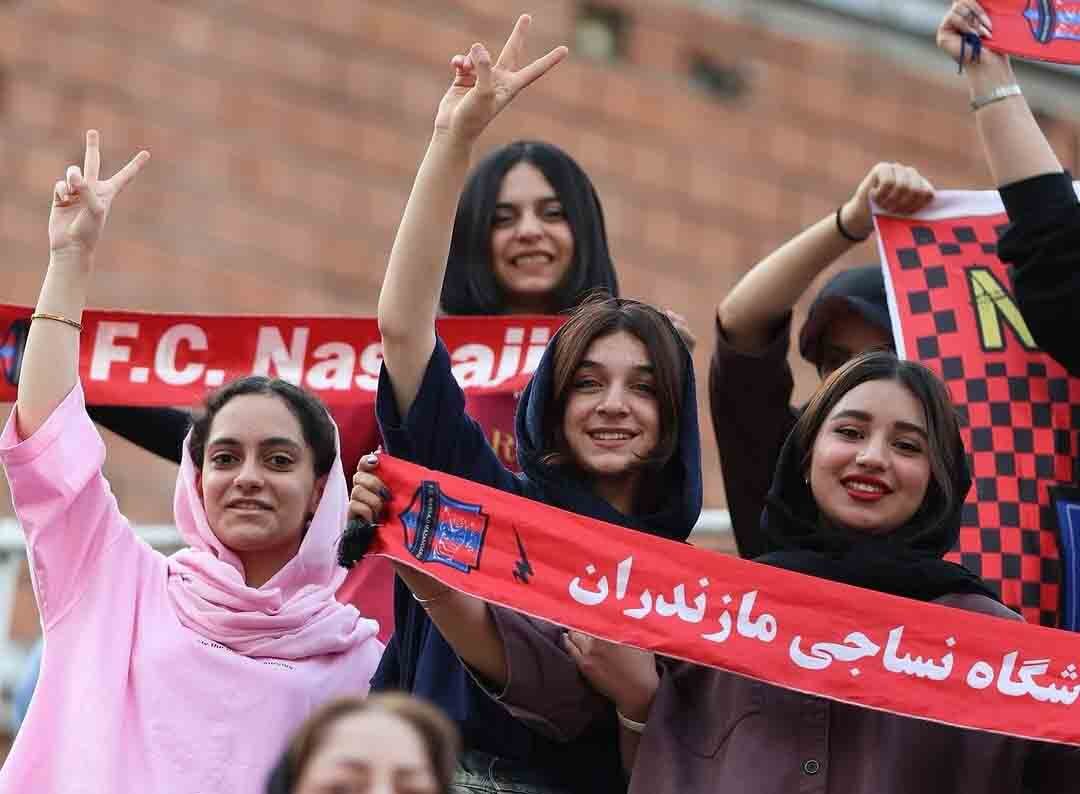 تصاویری از شادی بانوان هوادار نساجی قائمشهر در شب قهرمانی این تیم