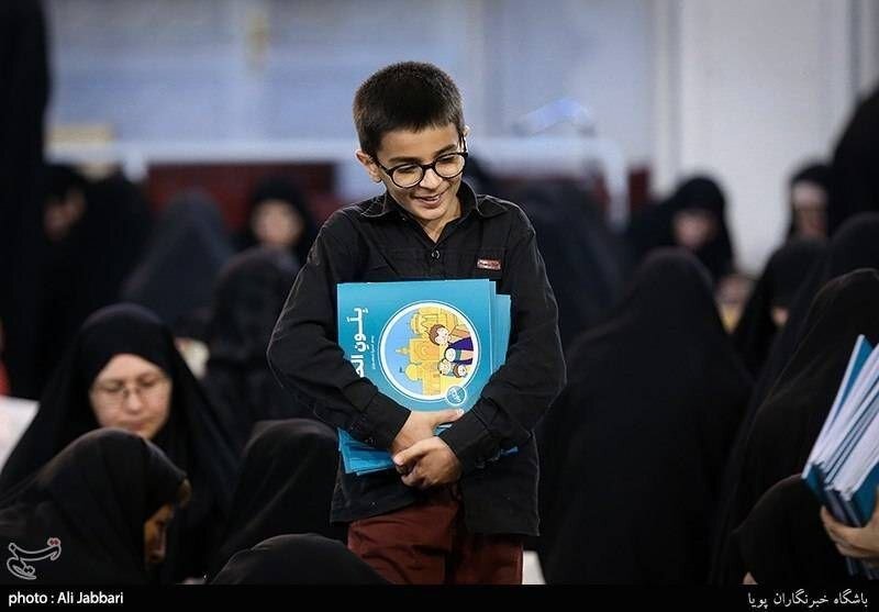 چرا زائران ایرانی برای کودکان عراقی کتاب هدیه میبرند؟ | روایت یک پویش متفاوت در اربعین