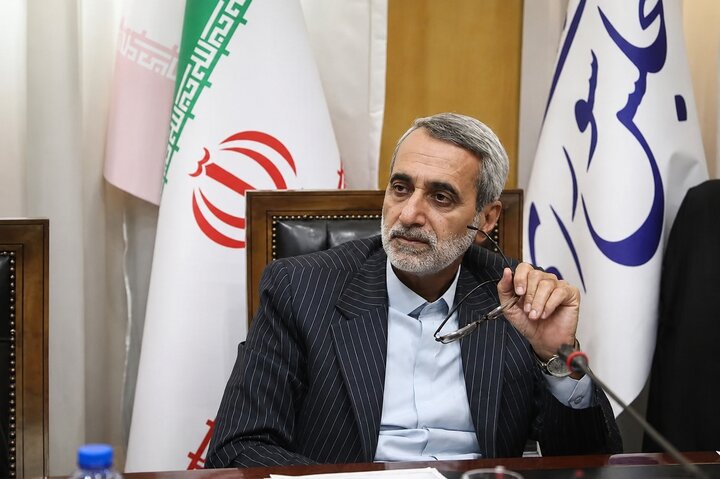 بازنشسته وام می‌خواهد، مدیران با پول او لوگو عوض می‌کنند!