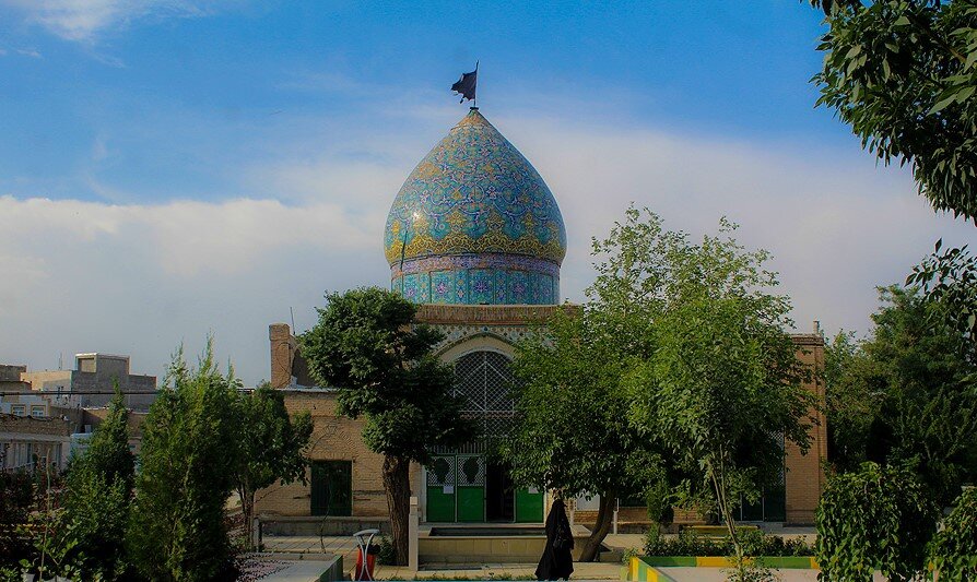 راز سنگ ‌قبری که دور یک درخت ساخته شد | چرا این آرامگاه جابه‌جا نشد؟ &nbsp;+ فیلم