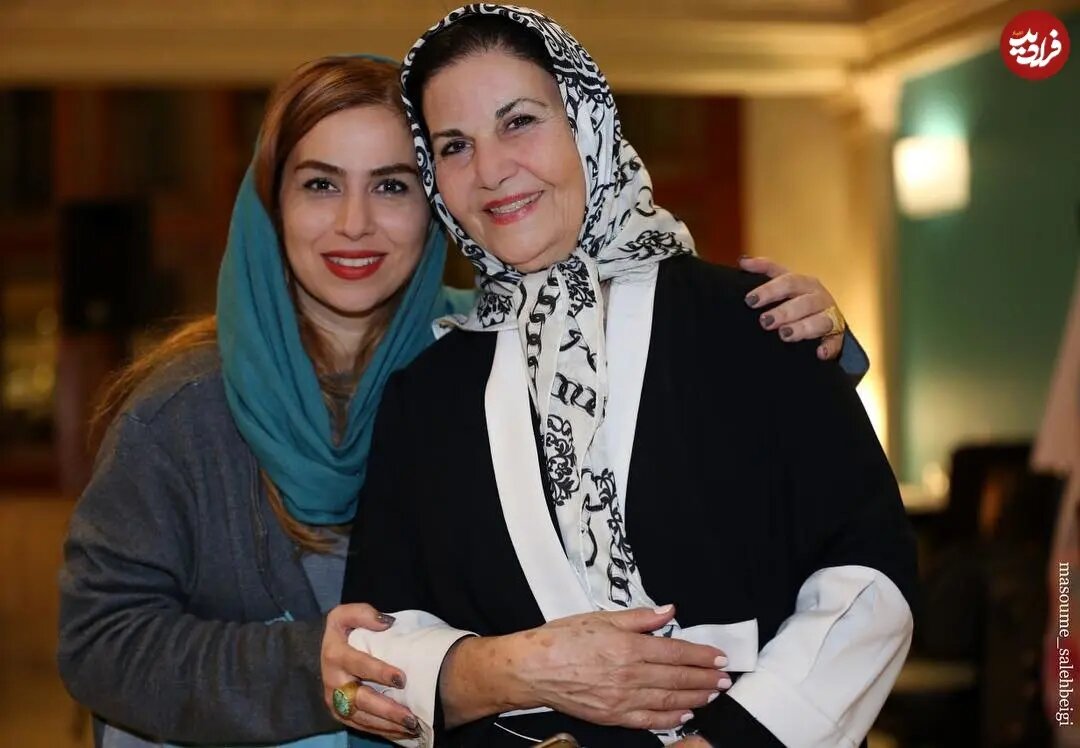 تینا پاکروان در کنار پوری بنایی در ۴۰ و ۷۷ سالگی