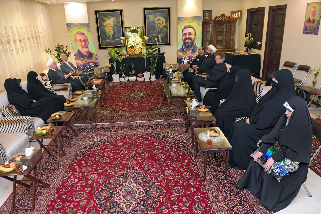 دیدار صمیمانه حسن روحانی با خانواده شهید لاریجانی + تصاویری از یادگاری های شهید لاریجانی