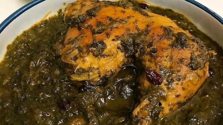 خورش اسفناج پهلو شمالی با عطر برگ سیر تازه و طعم نارنج مرغ اسفناج پهلو