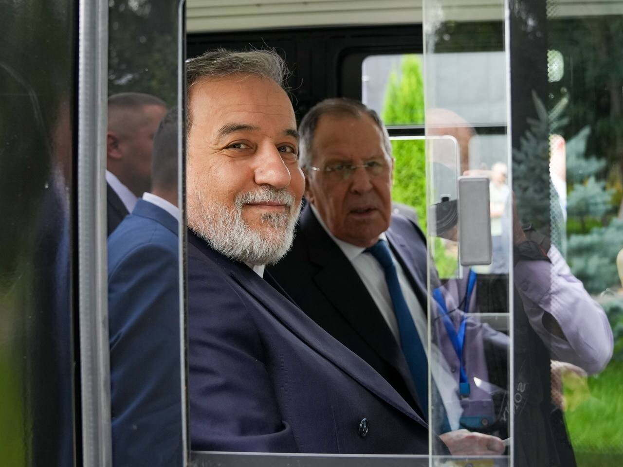 Unofficial pictures of Araqchi alongside Lavrov and Ishaq Dar