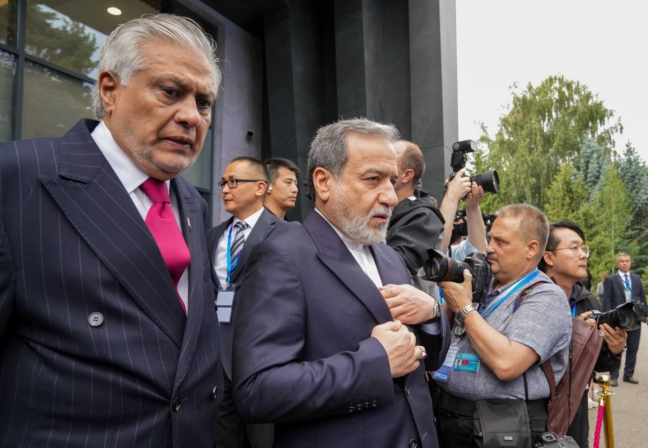 Unofficial pictures of Araqchi alongside Lavrov and Ishaq Dar