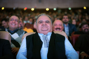 اکبر عبدی در کنار علی دایی در مراسم رونمایی از پیراهن جدید پرسپولیس؛ مرداد ۱۳۹۳