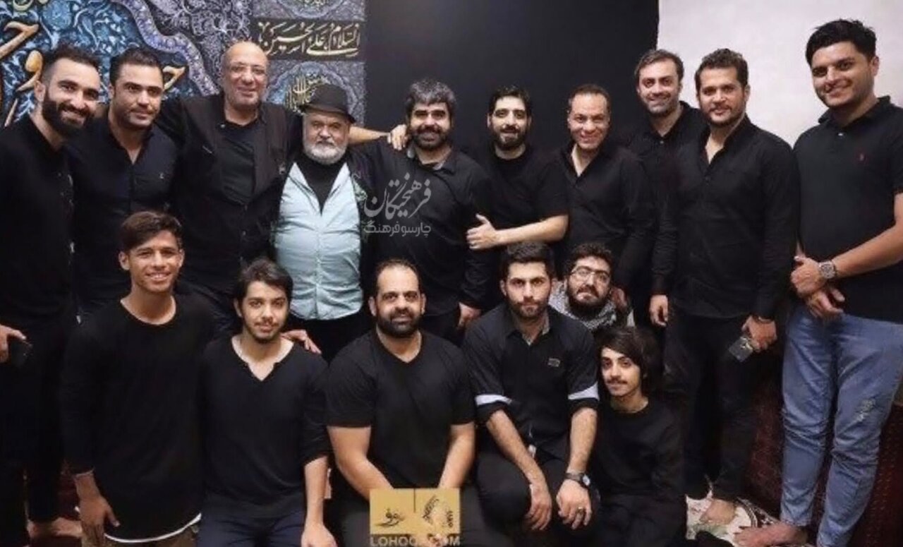 تصویر زنده‌یاد اکبر عبدی در مجلس روضه سیدالشهدا (ع) با حضور سینمایی ها