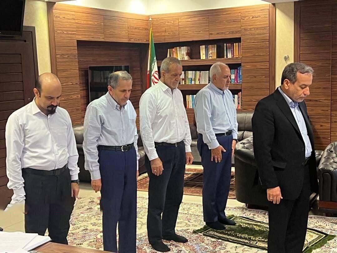 عکس آن نماز منتشر و ماجرا شد + ویدئو | جنجال عکس عراقچی و ظریف و پزشکیان