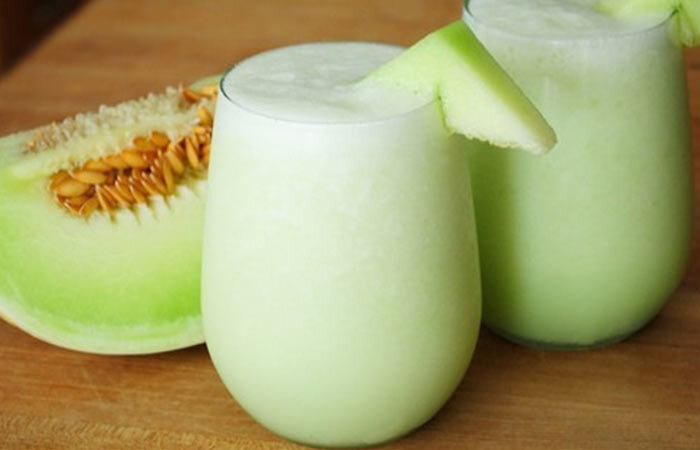 اگر عاشق طالبی و موز هستید این نوشیدنی گران کافهها سرحالتان میکند + روش تهیه طالبی