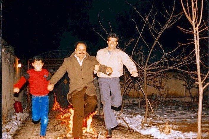 تصویری جالب از مرحوم اکبر عبدی و زنده‌یاد محمدرضا شجریان در حال پریدن از روی آتش در مراسم چهارشنبه‌سوری