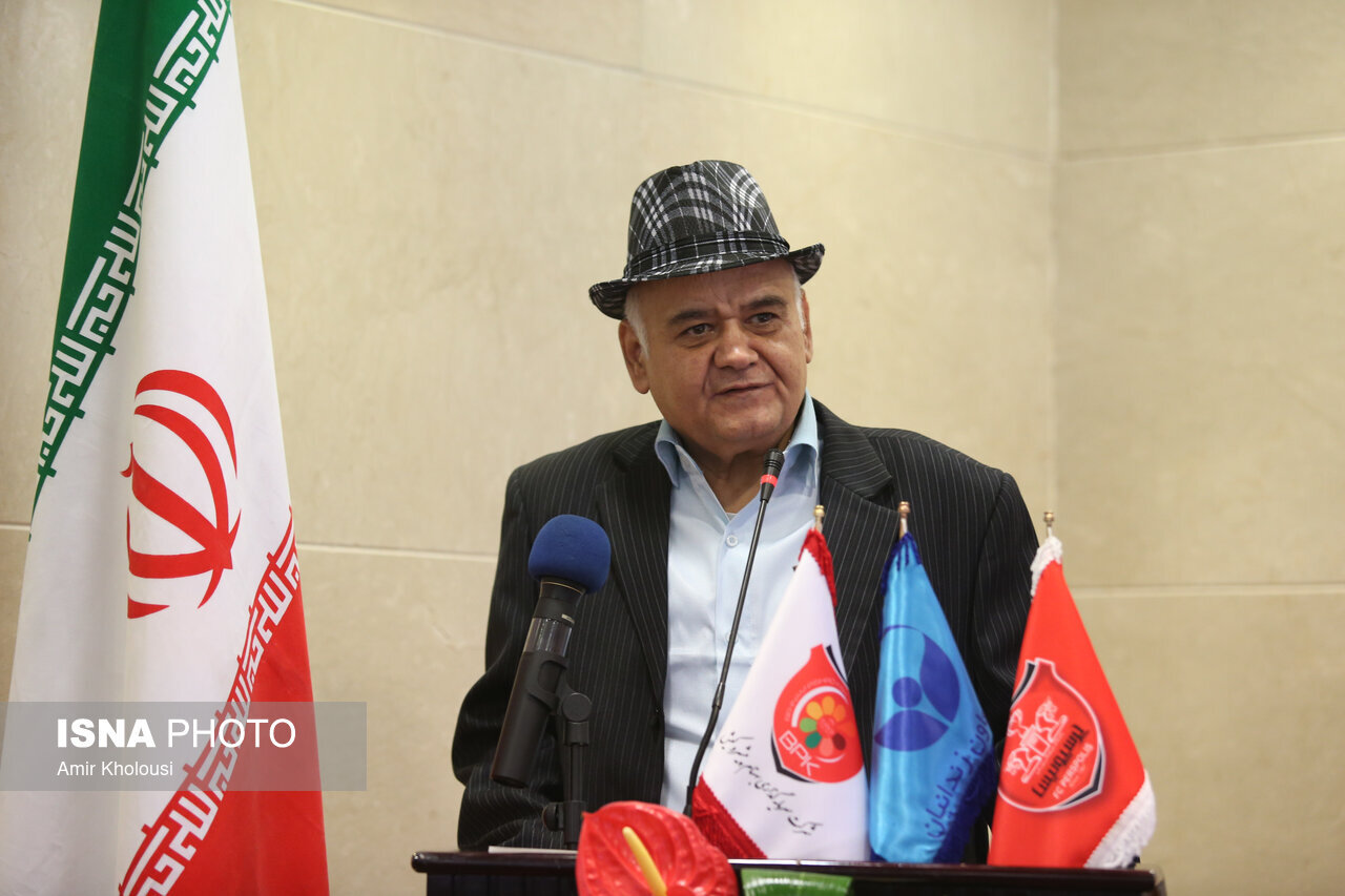 اکبر عبدی در کنار علی دایی در مراسم رونمایی از پیراهن جدید پرسپولیس؛ مرداد ۱۳۹۳