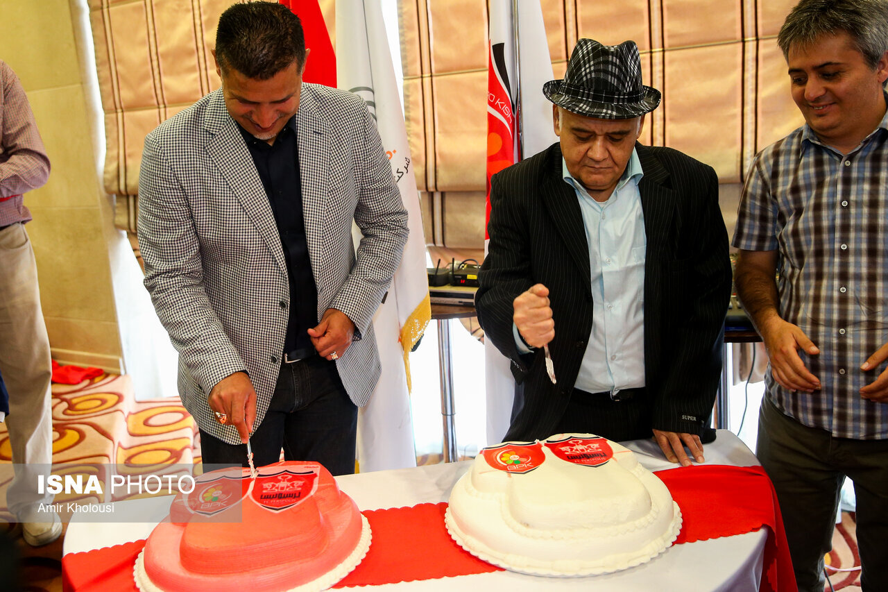اکبر عبدی در کنار علی دایی در مراسم رونمایی از پیراهن جدید پرسپولیس؛ مرداد ۱۳۹۳