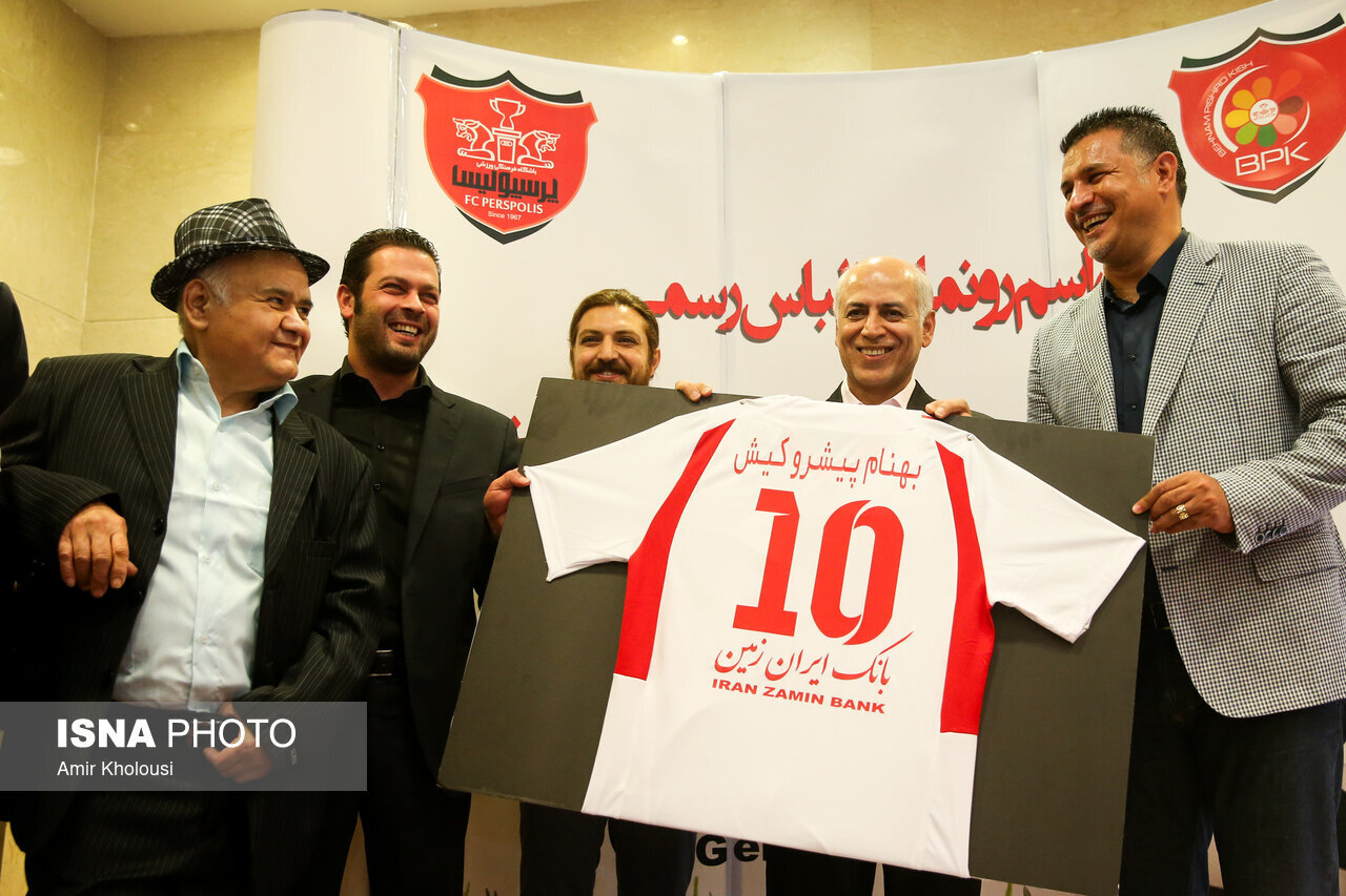 اکبر عبدی در کنار علی دایی در مراسم رونمایی از پیراهن جدید پرسپولیس؛ مرداد ۱۳۹۳