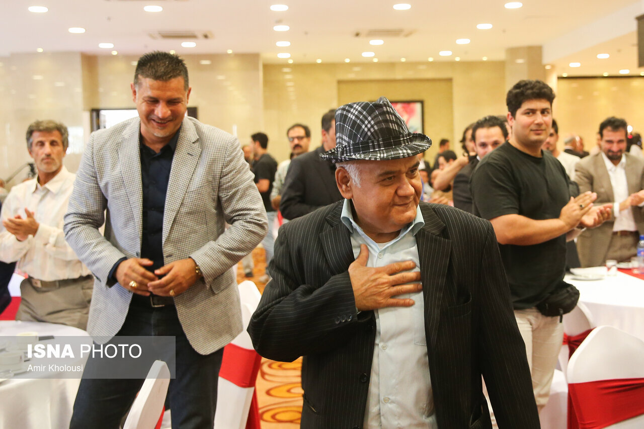 اکبر عبدی در کنار علی دایی در مراسم رونمایی از پیراهن جدید پرسپولیس؛ مرداد ۱۳۹۳