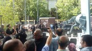 تنها زنی که در کنار مردان زیر تابوت اکبر عبدی رفت | هجوم جمعیت را ببینید