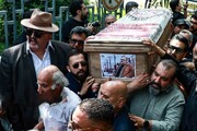 تصویری جالب از ۲۸ نقش‌ اکبر عبدی در مراسم تشییع او ؛ ببینید
