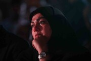 لحظه بغض و اشک پدر و مادر شهید ماکان نصیری در یک مراسم