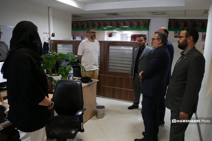بازدید رئیس فرهنگی هنری شهرداری تهران از تحریریه روزنامه همشهری