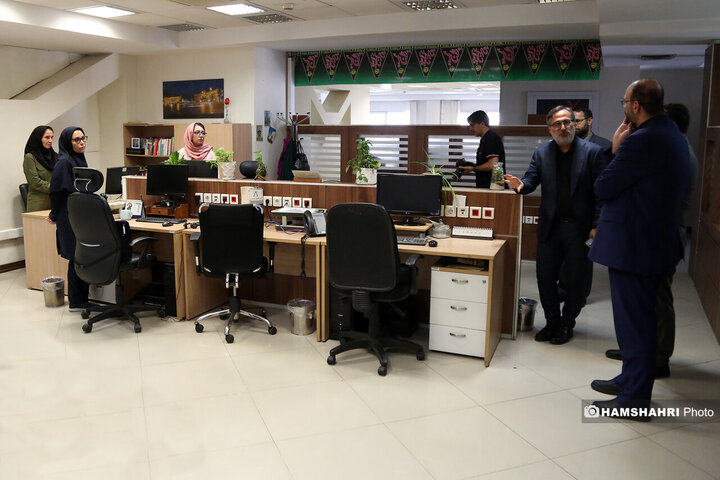 بازدید رئیس فرهنگی هنری شهرداری تهران از تحریریه روزنامه همشهری