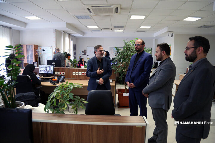 بازدید رئیس فرهنگی هنری شهرداری تهران از تحریریه روزنامه همشهری
