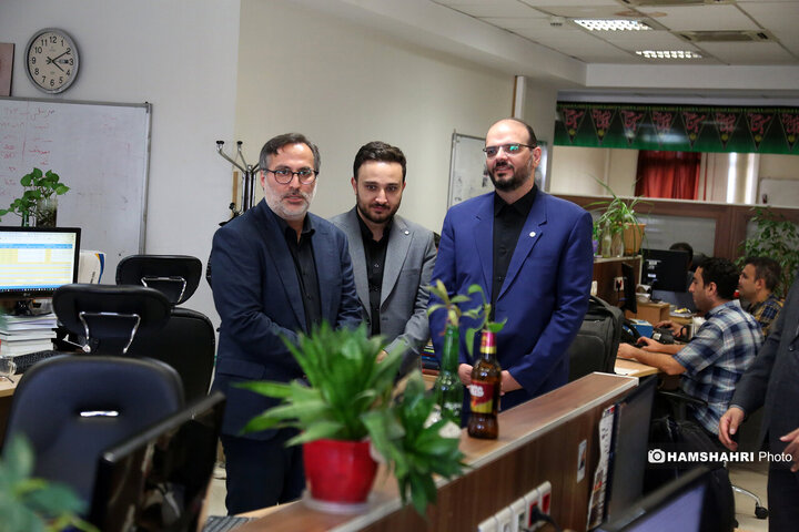 بازدید رئیس فرهنگی هنری شهرداری تهران از تحریریه روزنامه همشهری
