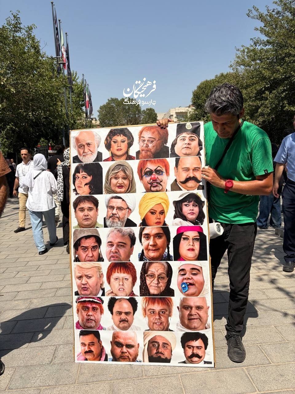 تصویری جالب از ۲۸ نقش اکبر عبدی در مراسم تشییع او ؛ ببینید