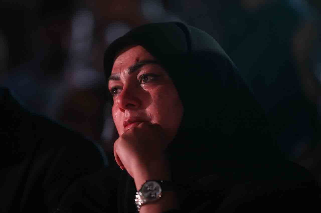 لحظه بغض و اشک پدر و مادر شهید ماکان نصیری در یک مراسم