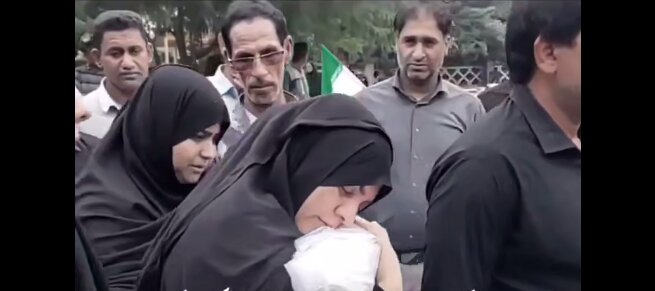 تصاویری تلخ از مادر و تکه ای از بدن پسر در دیدار آخر + ویدئو | ۱۰ دقیقه‌ پای محمد را در آغوش گرفت