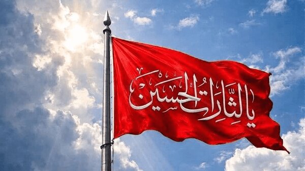 همخوانی قطعه معروف «باید برخاست» در مسیر نجف به کربلا + ویدئو | پرچم‌های سرخ خونخواهی در دستان زائران اربعین