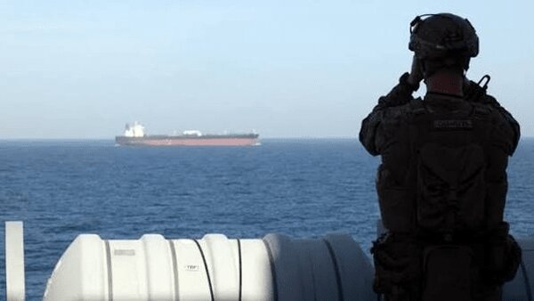 انبارهای موشکی ما خالی شده؛ تنگه هرمز همچنان بسته است | سناتور آمریکایی، دروغ‌های ترامپ را فهرست کرد