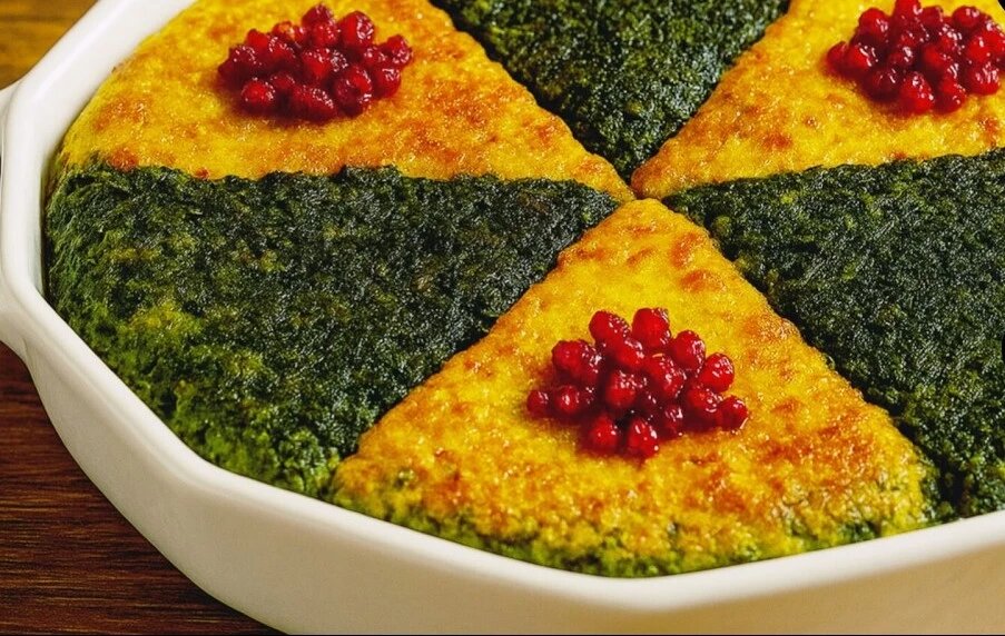 طرز تهیه کوکو سبزی و سیب زمینی دو رنگ برای ۶ نفر + آموزش تصویری طرز تهیه کوکو سبزی دو رنگ