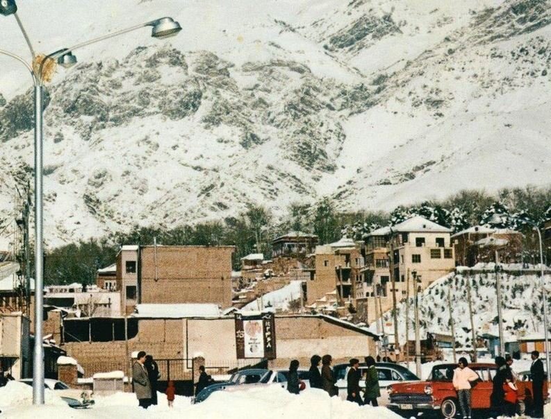 تصویری جالب از سرپل تجریش در یک روز برفی؛ سال ۱۳۶۳