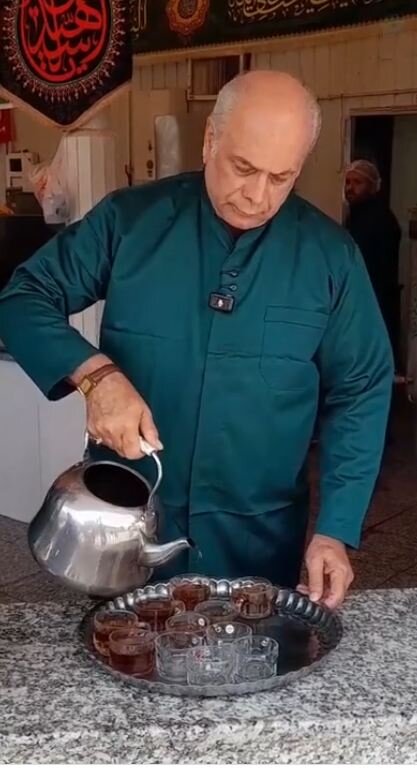 بازیگر ایرانی در حال پذیرایی از زائران حضرت معصومه(س) | تصاویر