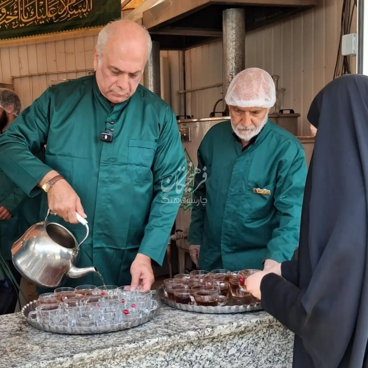 بازیگر ایرانی در حال پذیرایی از زائران حضرت معصومه(س) | تصاویر