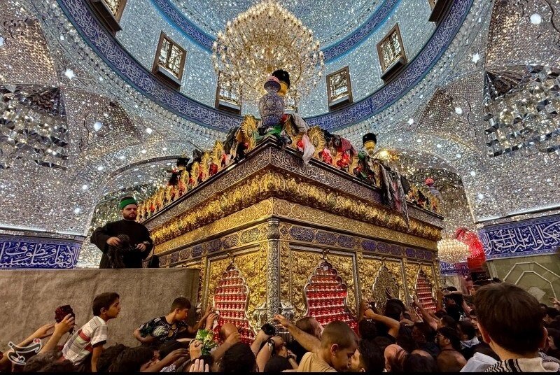 تصاویری از حال و هوای حرم حضرت ابوالفضل(ع) + ویدئو | طنین شعار «مرگ بر آمریکا» و «مرگ بر اسرائیل» در حرم حضرت علی(ع)