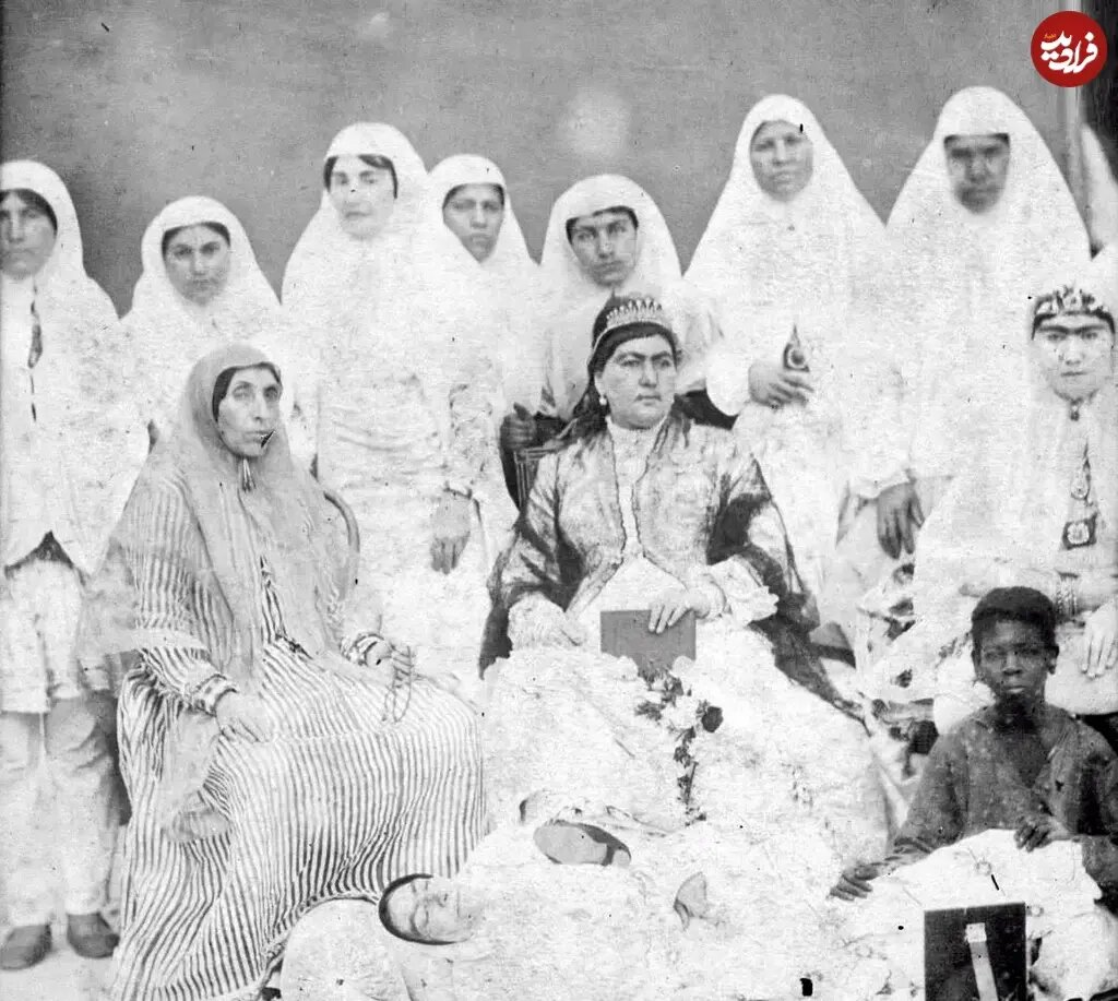 تصویری عجیب؛ سوگلی ناصرالدین‌شاه پایش را روی شکم یک زن گذاشت و عکس انداخت