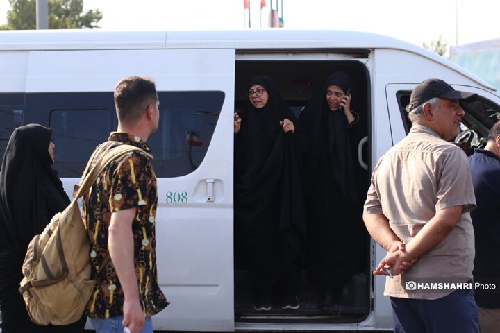آیین بدرقه زائران اربعین حسینی در میدان آزادی تهران