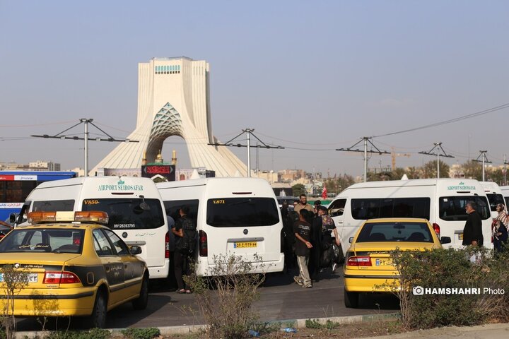 آیین بدرقه زائران اربعین حسینی در میدان آزادی تهران