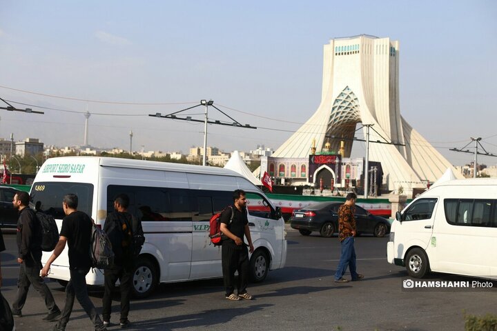 آیین بدرقه زائران اربعین حسینی در میدان آزادی تهران