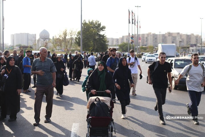 آیین بدرقه زائران اربعین حسینی در میدان آزادی تهران