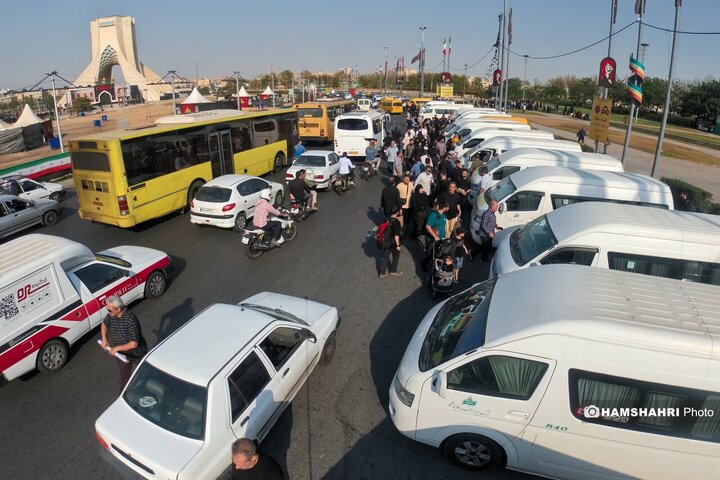 آیین بدرقه زائران اربعین حسینی در میدان آزادی تهران