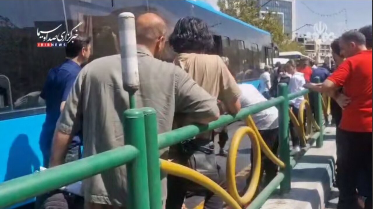 اولین تصاویر از تصادف اتوبوس BRT با عابر پیاده در خیابان ولیعصر تهران | ویدئو