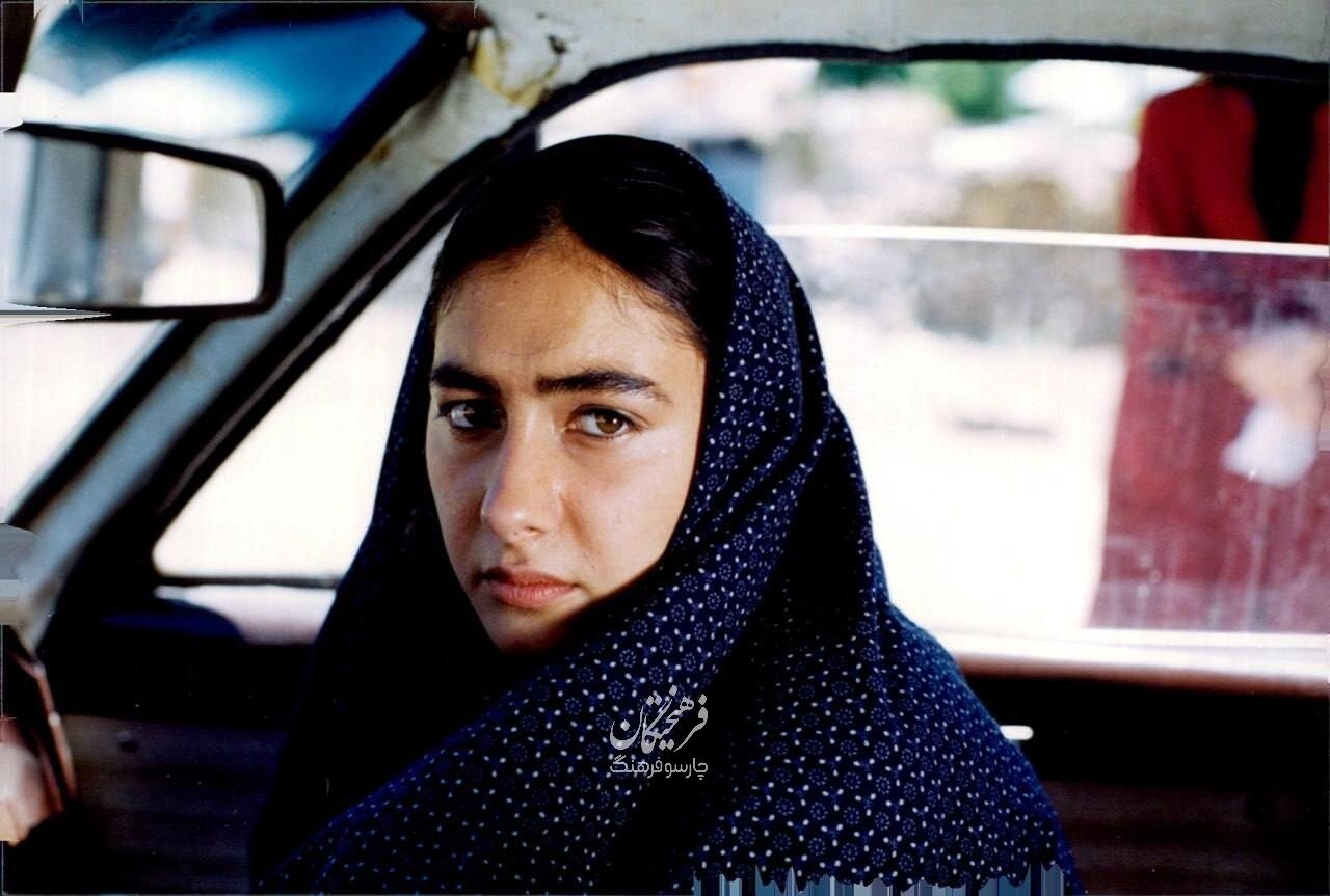 تصاویری جالب از هانیه توسلی در پشت صحنهِ یک فیلم در سال ۱۳۷۹