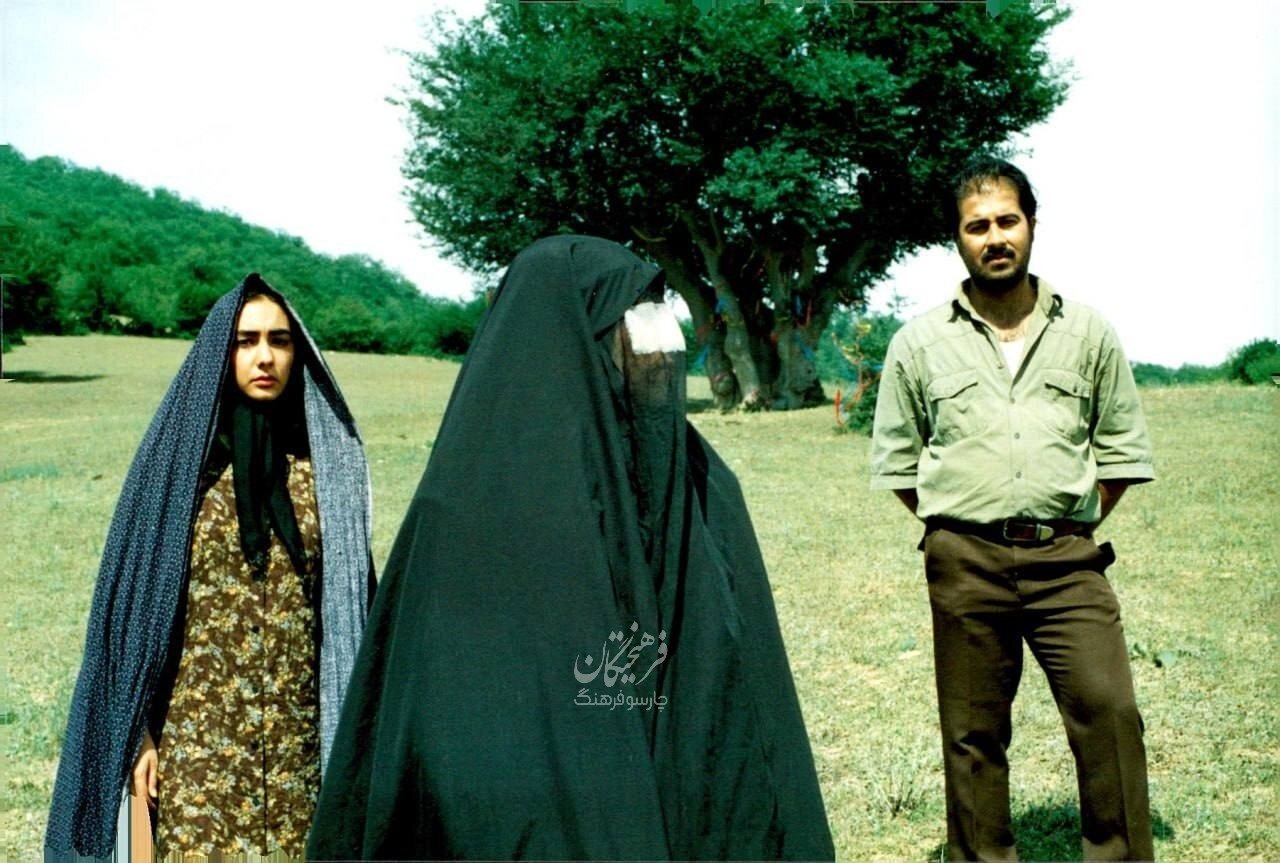 تصاویری جالب از هانیه توسلی در پشت صحنهِ یک فیلم در سال ۱۳۷۹