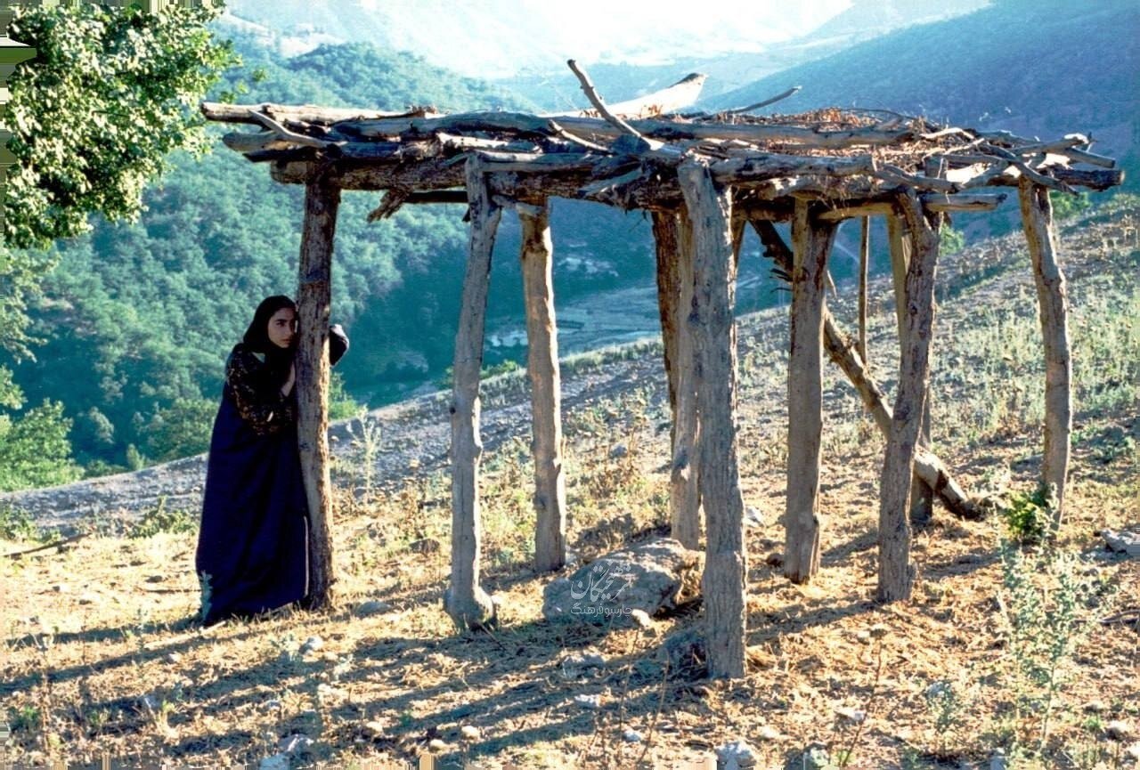 تصاویری جالب از هانیه توسلی در پشت صحنهِ یک فیلم در سال ۱۳۷۹
