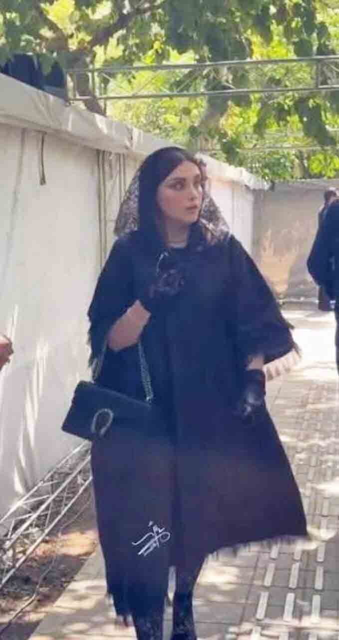 تصاویری از کیف ۶۲۰۰۰۰۰۰۰ تومانی خانم بازیگر در مراسم تشییع مرحوم اکبر عبدی!