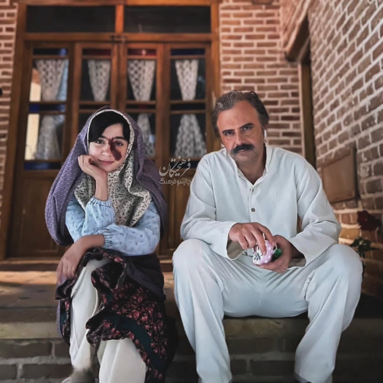 تصویری از شرکت کننده زن «عصر جدید» و بازیگر بامداد خمار در کنار علی مصفا | عکس