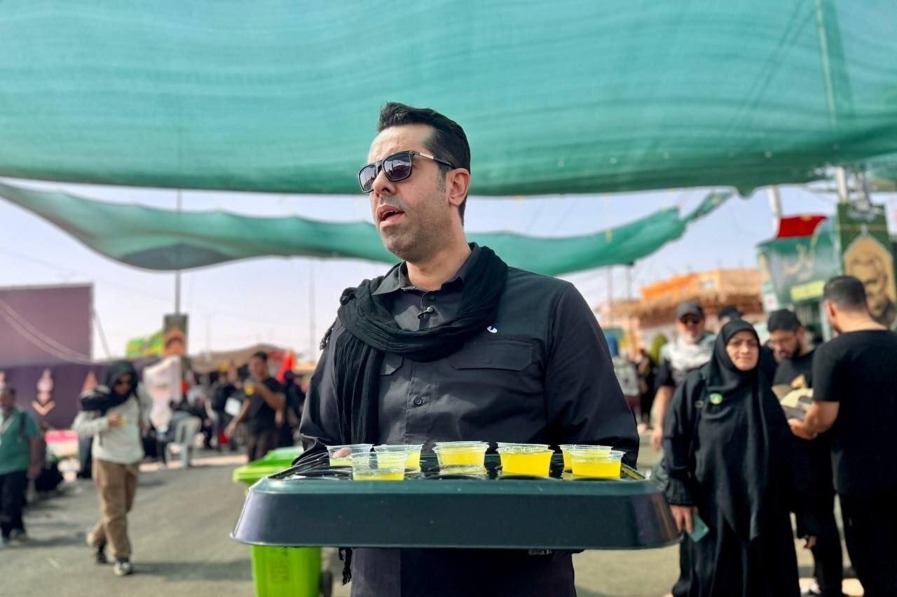 تصاویر خدمت‌رسانی ورزشکاران و مدال‌آوران به زائرین اربعین